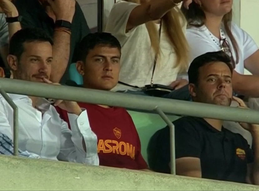 Dybala con la maglia della Roma assiste dalla tribuna alla sfida contro lo Sporting preview
