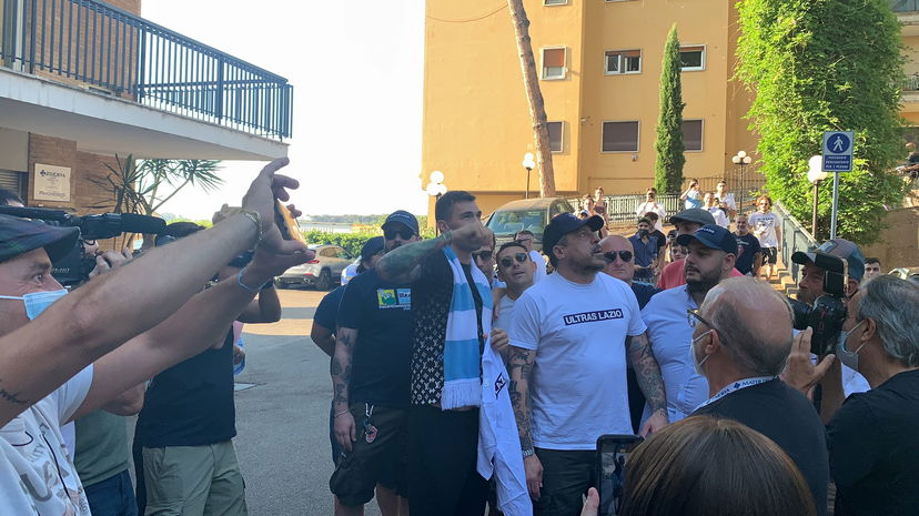 Bagno di folla per Romagnoli all’arrivo in clinica: foto e video preview