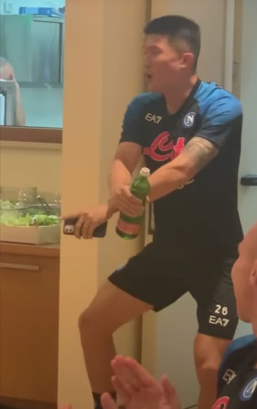 Napoli, Kim subito protagonista: canta, balla e rispolvera il Gangnam Style. Il video article-post