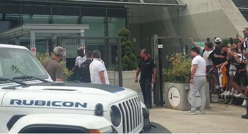 Visite mediche terminate per Pogba. Bagno di folla al J Medical alla sua uscita. Il video preview