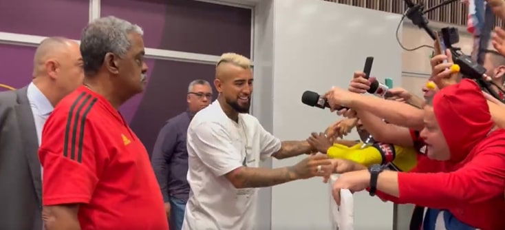 Vidal atterrato a Rio de Janeiro. Bagno di folla per il cileno. Inizia la sua avventura al Flamengo preview