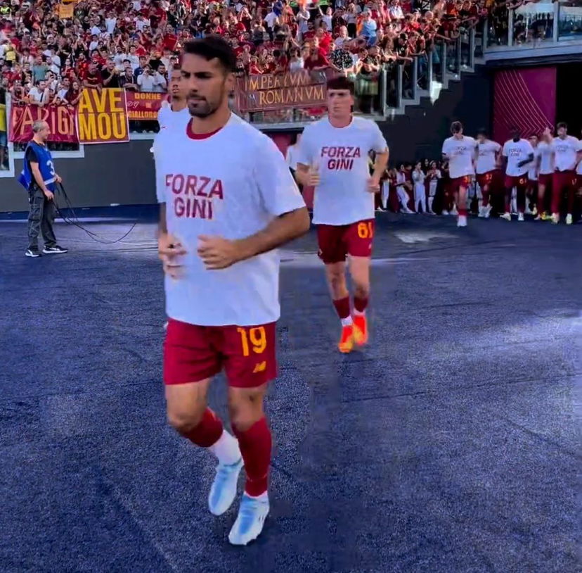 Roma-Cremonese, giallorossi in campo per il riscaldamento con una maglia dedicata a Wijnaldum preview