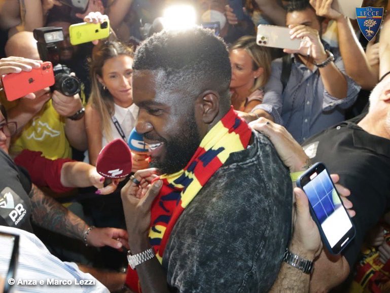 Umtiti arriva a Brindisi e scoppia in lacrime: “Sono felice”. E salta con i cori dei tifosi del Lecce article-post