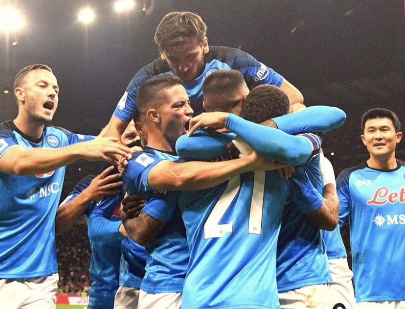 NAPOLI, QUELLE SAGOME INGOMBRANTI preview