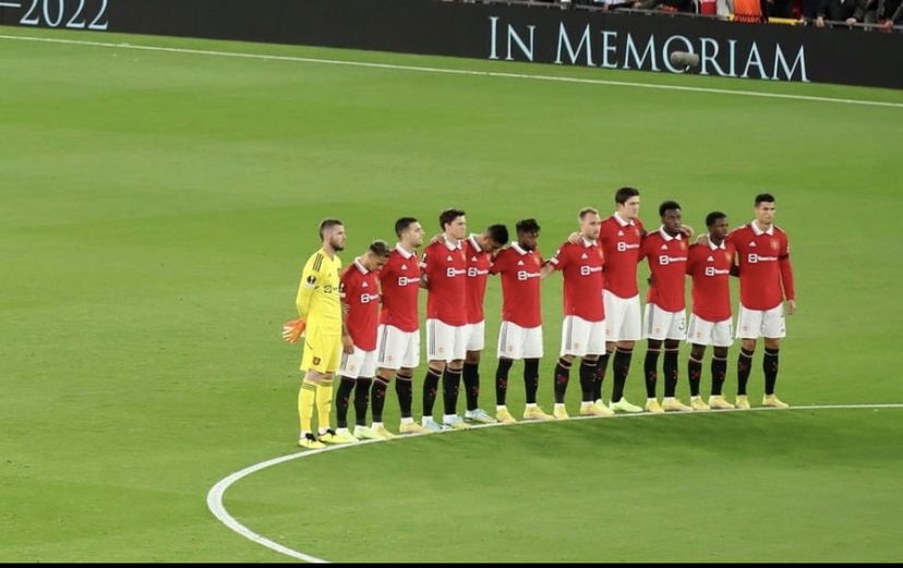 Manchester United, minuto di silenzio e lutto al braccio in onore della regina Elisabetta II preview