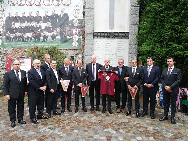 Una delegazione del Benfica rende omaggio alle vittime di Superga preview