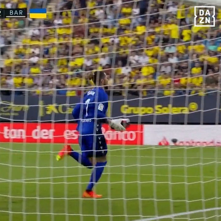 Malore per un tifoso: il gesto eroico di Ledesma. Lancia un defibrillatore per aiutare i soccorritori in Cadice-Barcellona article-post