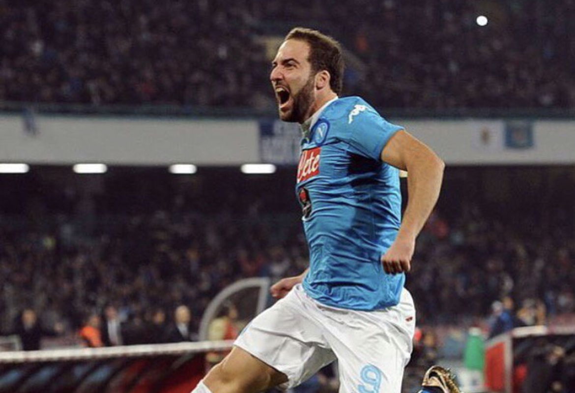 Il Napoli omaggia Higuain con un messaggio su Twitter: “Grazie per le emozioni vissute assieme e buena suerte, Pipita!” article-post