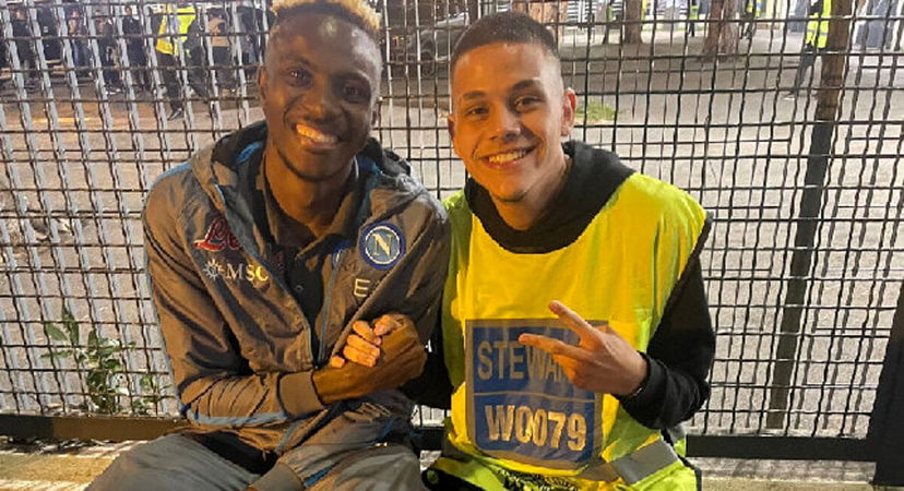 Steward sospeso a Roma dopo un selfie con Osimhen. L’attaccante: “Lo aiuterò io” preview