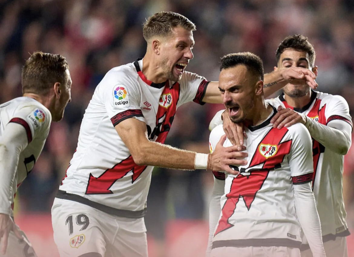 Il Real cade in casa del Rayo Vallecano (3-2). E ora il Barça è primo article-post