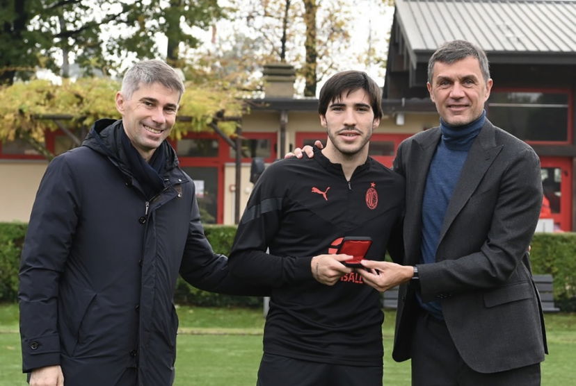 Tonali fa 100 con la maglia del Milan. Maldini e Massara lo premiano a Milanello preview
