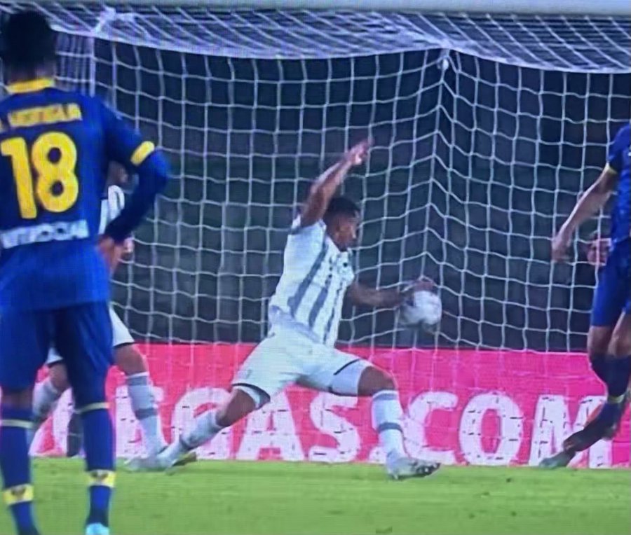 Il tweet muto del Verona con la foto del tocco di mano in area di Danilo non fischiato article-post