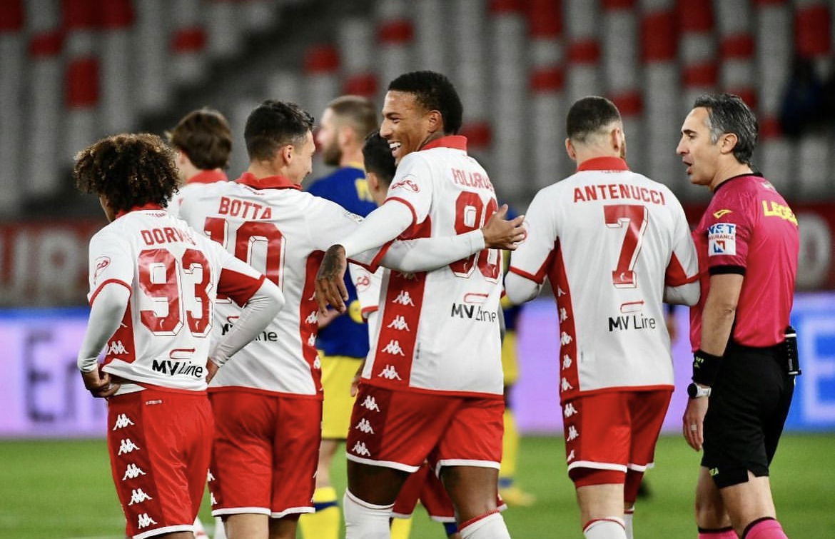 Serie B, Bari più forte dell’inferiorità numerica: poker al Modena (4-1) article-post