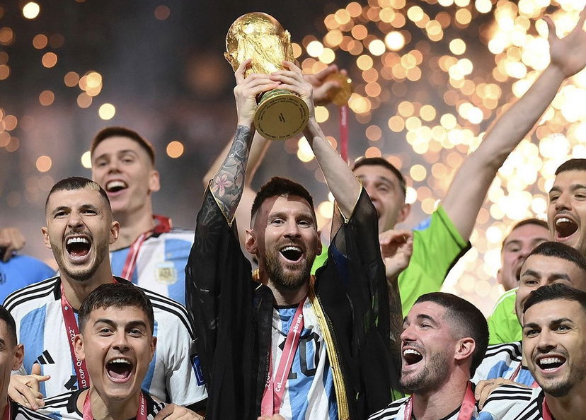 Messi, offerta da 1 milione di dollari per il Bisht indossato al Mondiale preview
