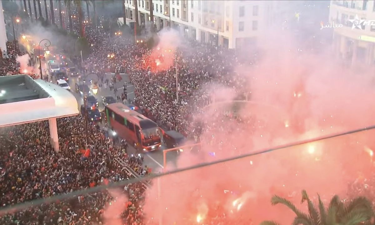 Marocco, parte la festa a Rabat! Migliaia di tifosi per strada ad accogliere la Nazionale article-post