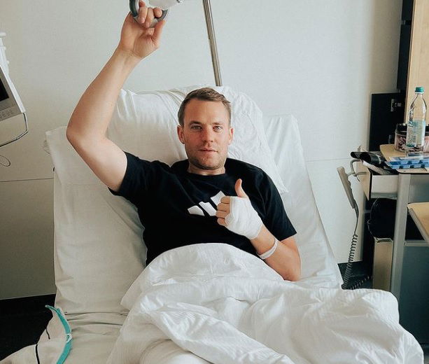 Incidente per Neuer. Il portiere si rompe una gamba sciando: “Il 2022 poteva chiudersi decisamente meglio” preview