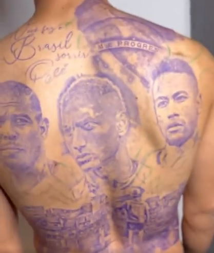 Il nuovo tatuaggio di Richarlison sulla schiena con i volti di Neymar, Ronaldo e Pelé preview