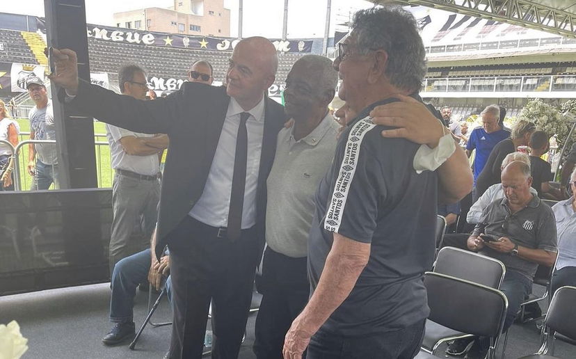 Infantino: “Foto? Chieste dai compagni e la famiglia di Pelé. Se essere d’aiuto crea critiche, sono felice di prenderle” preview
