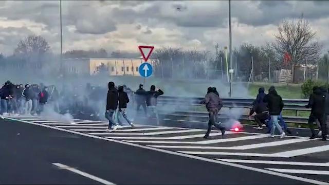 Pisa-Verona, violenti scontri tra gli ultras. Diversi feriti, danni a negozi e auto preview