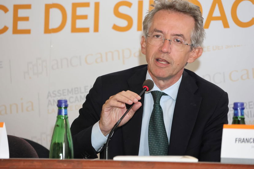 Il sindaco di Napoli sugli scontri: “Gruppi organizzati che si muovono con una strategia militare per creare danni” preview