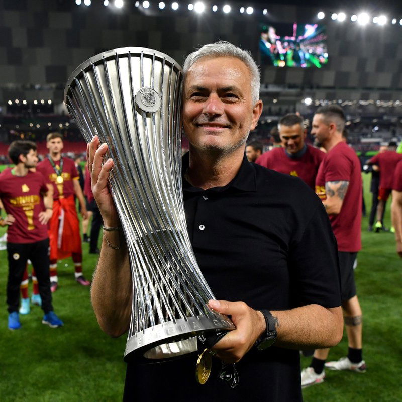 La UEFA a Mourinho: “Tanti auguri al primo tecnico che ha vinto tutte e tre le competizioni maschili per club” preview