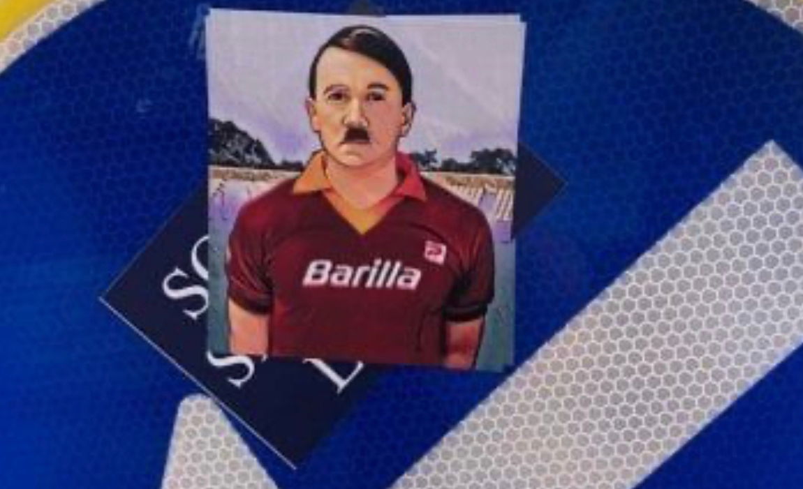 Hitler con la maglia della Roma: gli adesivi vergognosi apparsi sui muri della Capitale article-post