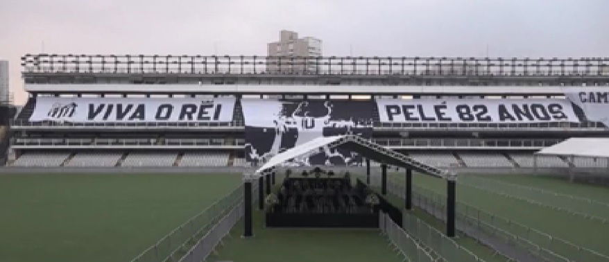 Tutto pronto per l’ultimo saluto a Pelé: la salma è arrivata nello stadio del Santos article-post