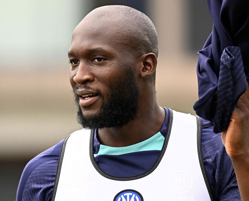 L’avvocato di Lukaku cambia foto su Whatsapp: sorride sulla panchina della Roma preview