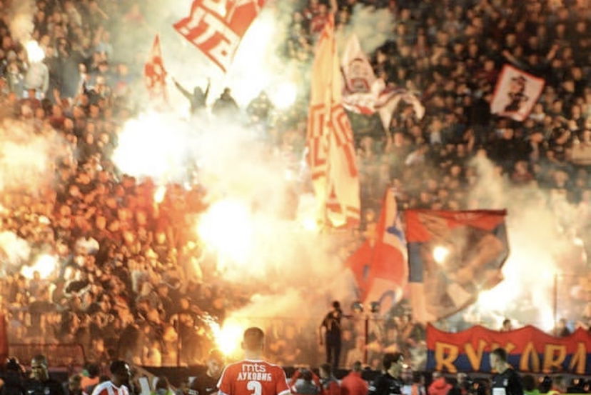 Gli ultras della Stella Rossa bruciano lo striscione della Roma: “Avete scelto l’amicizia sbagliata” preview