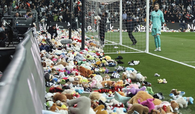 Besiktas-Antalyaspor, lancio di peluche per i bambini colpiti dal terremoto. Partita interrotta dopo 5′ preview