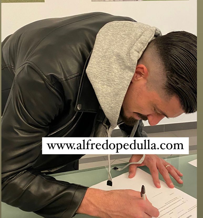 Varone al Novara: la foto della firma preview