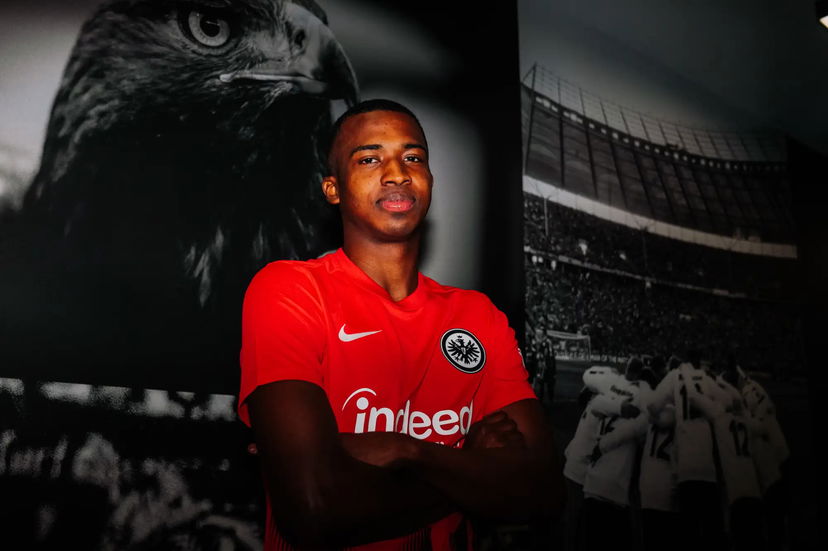 Ufficiale: Eintracht Francoforte, colpo Pacho in difesa preview