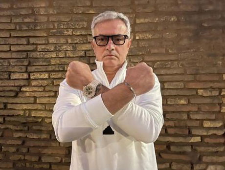 Roma, protesta dei tifosi per la squalifica di Mourinho: pañolada e striscioni per lo Special One preview