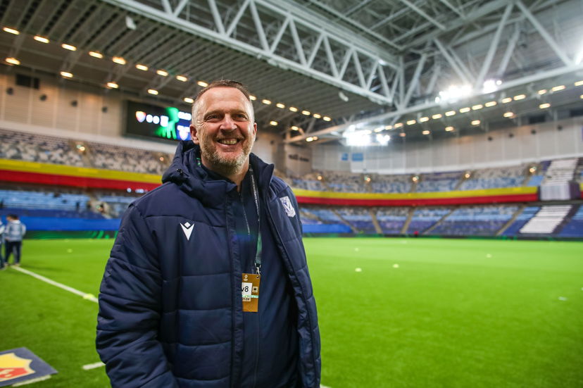 Van den Brom annuncia: “Il Lech Poznan non gioca per pareggiare. Fiorentina? E’ un piacere affrontarla” preview