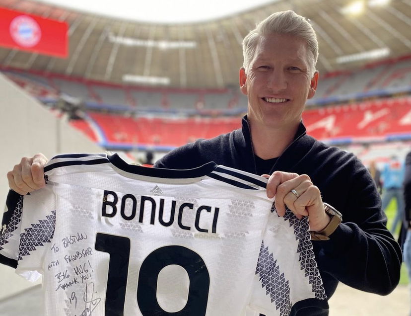 Schweinsteiger riceve la maglia di Bonucci: “Uno dei migliori difensori di tutti i tempi” preview
