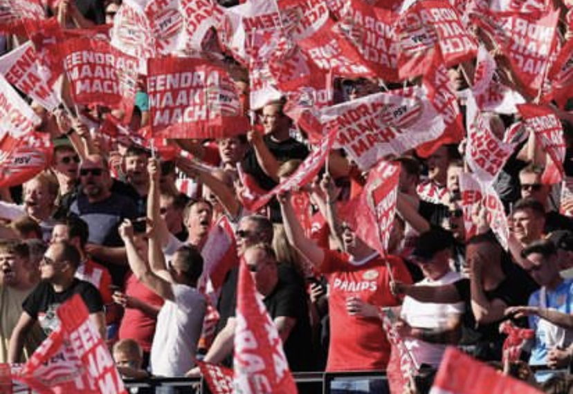 PSV-Ajax, bicchieri di birra contro Berghuis. Partita sospesa per 15 minuti preview