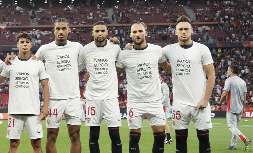 Siviglia in campo con una maglia speciale per Sergio Rico “Vamos, estamos contigo” preview