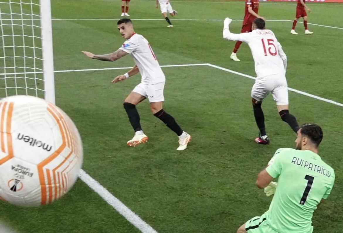 L’autogol di Mancini vanifica il gol di Dybala: parità tra Siviglia e Roma (1-1). Si va ai supplementari article-post