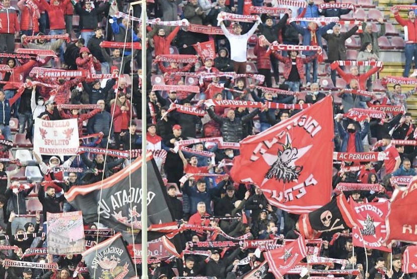 Perugia, notte fonda contro il Cagliari. La Curva contesta: fumogeni in campo e gara interrotta per 4′ preview