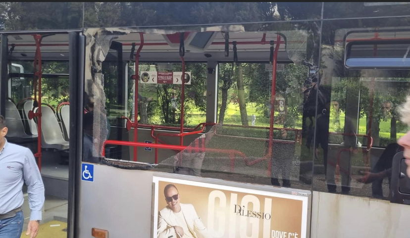 Roma, autobus di linea devastato dai tifosi del Leverkusen preview
