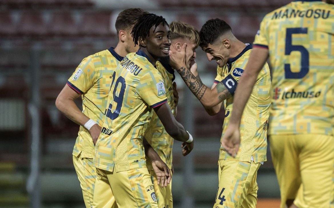 Il Cagliari strapazza il Perugia e aggancia il quarto posto (5-0). Castori nei guai article-post