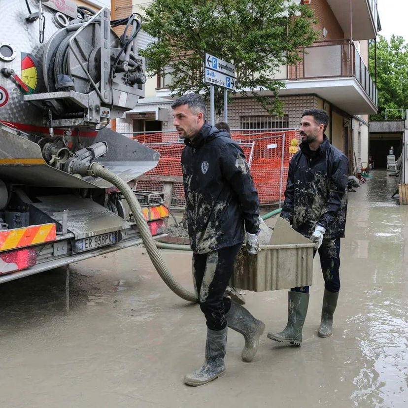 Cesena, i calciatori scendono in strada per aiutare i volontari preview