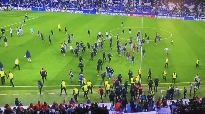 Il Barcellona festeggia sul campo dell’Espanyol. Invasione dei tifosi di casa. I calciatori fuggono negli spogliatoi preview