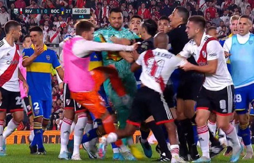 Superclasico, il River Plate vince 1-0 sul Boca. Clamorosa rissa finale. Polizia in campo, il Monumental diventa un ring, 6 espulsi preview