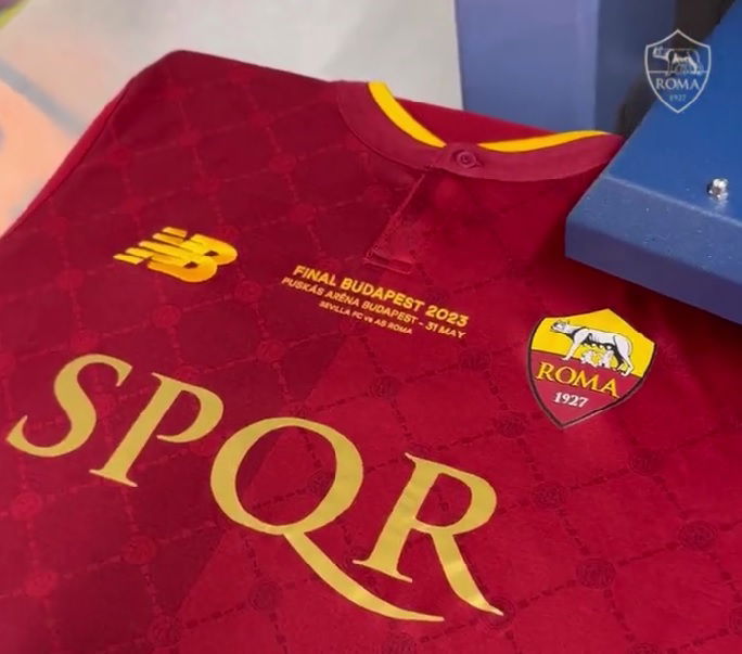 Roma, svelata la maglietta per la finale di Europa League. Il video article-post