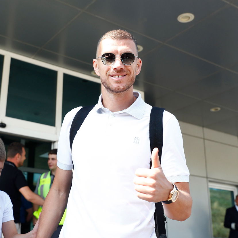 Fiorentina, Dzeko è arrivato in Italia preview