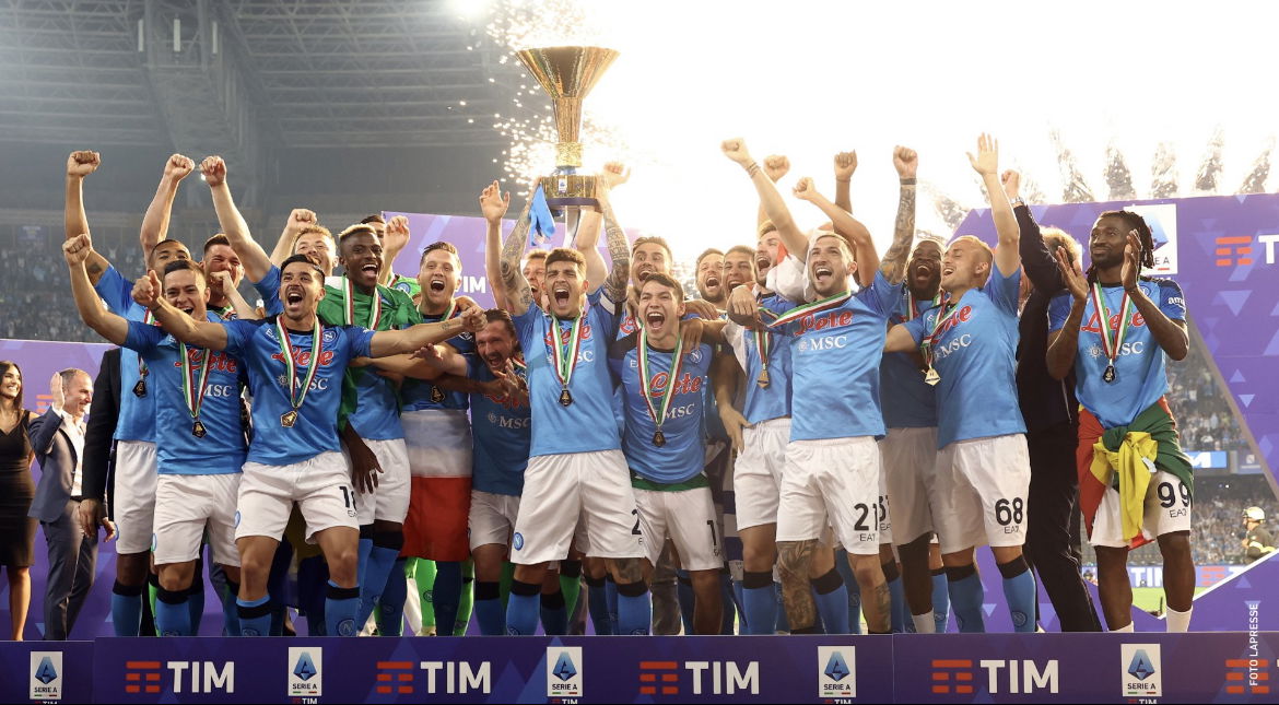 Napoli, adesso è tuo! Di Lorenzo alza al cielo la Coppa dello Scudetto article-post