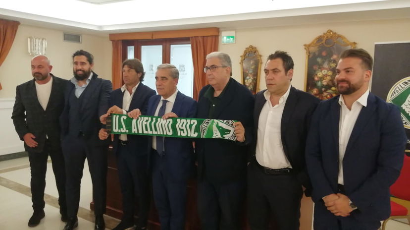 Perinetti si presenta all’Avellino: “Ho trovato un progetto ambizioso e solido. Gli obiettivi si raggiungono remando tutti dalla stessa parte” preview