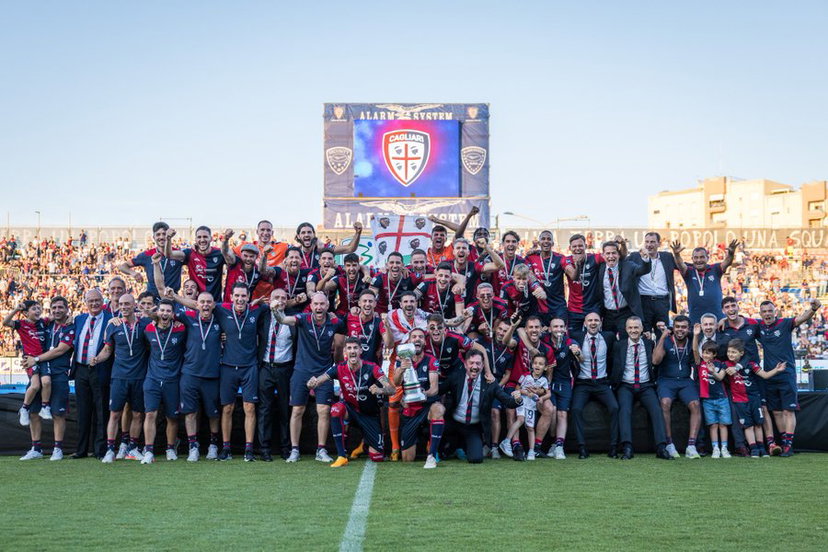 Il Cagliari torna in Serie A: la foto della premiazione preview