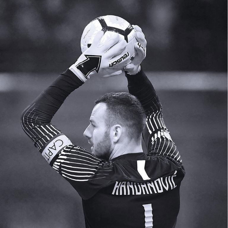 Il saluto social di Cuadrado ad Handanovic, lite finita tra i due preview